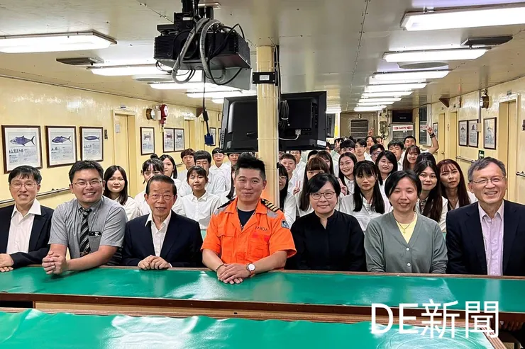 國立臺灣海洋大學學生實習船抵日訪問,駐日代表謝長廷特別登輪慰勉學生。(照片海洋大學/提供)