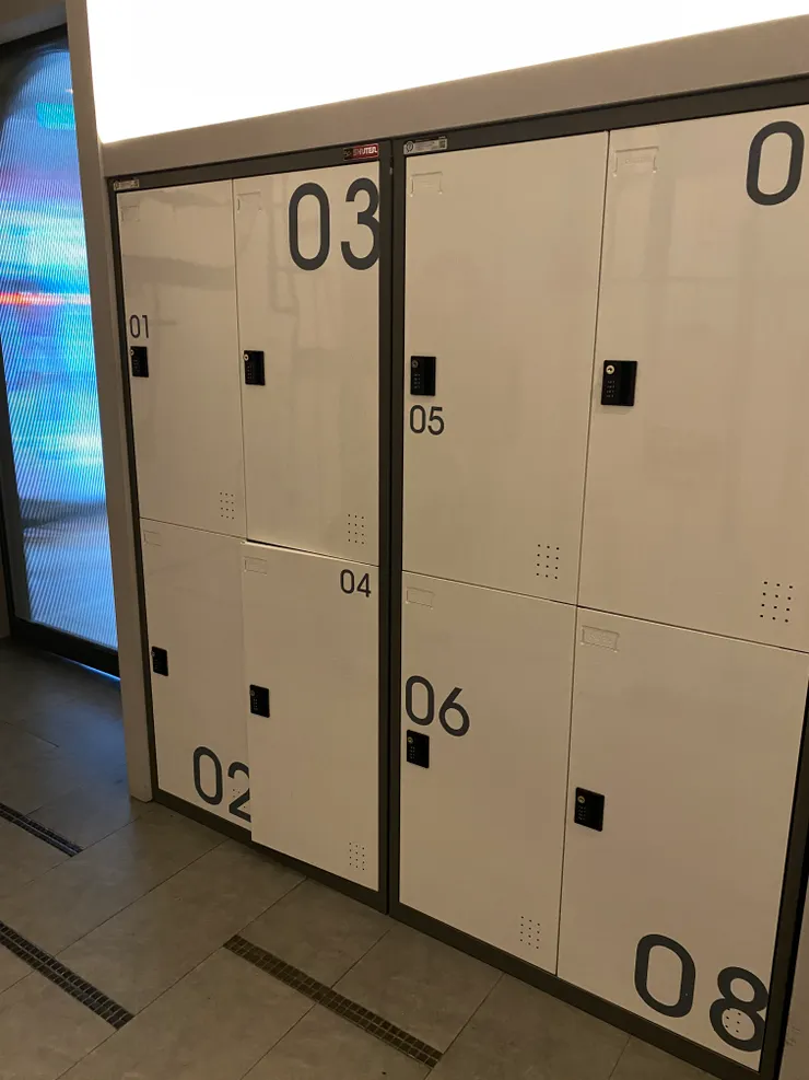 密碼儲物櫃；可以放小件的行李箱