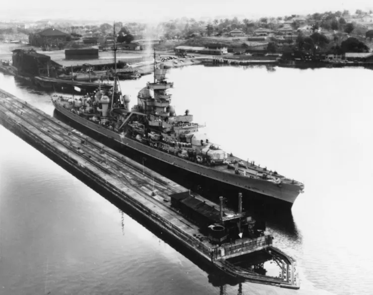 1946年，轉為美國海軍的歐根親王號通過巴拿馬運河