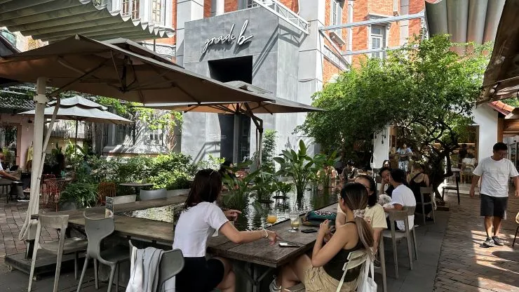 胡志明市守德市草田區街景，捷運草田站周邊聚集大量精品咖啡廳與外籍人士社區