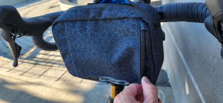 前面還有個側袋。由於設計的關係，適合放比較薄的物品。