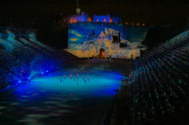 藍色的燈光伴隨著城堡上的聖母峰投影畫面