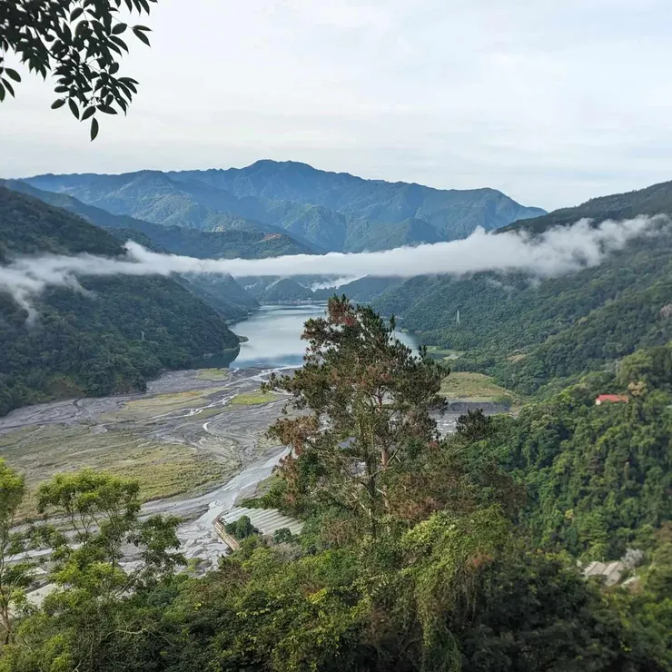 武嶺路邊風景，有山有雲有樹有河流