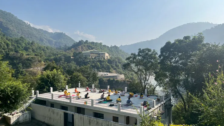 每天Asana都在恆河與喜馬拉雅山圍繞中