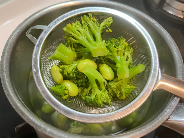 如果筷子戳得進去花椰菜的莖就代表煮熟了~