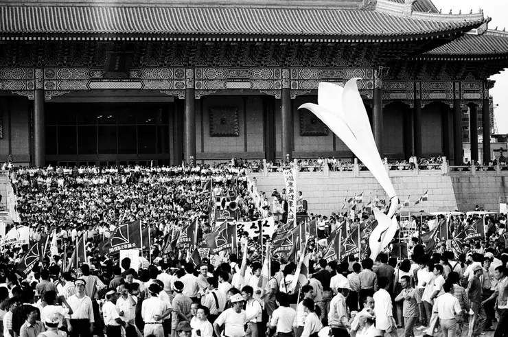 迎野百合鋼塑雕像進場 1990.05.20 攝影:邱萬興