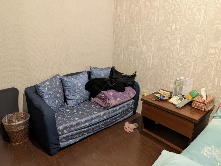 沒用到的沙發床都拿來置物