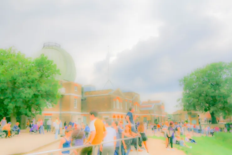 空地欄杆前，擠滿了許許多多的遊客