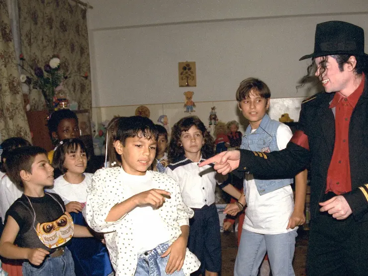 從未曝光的照片:麥可傑克森與孤兒院的孩子們一同跳舞/攝影師:John Isaac *獨家提供此專訪發佈