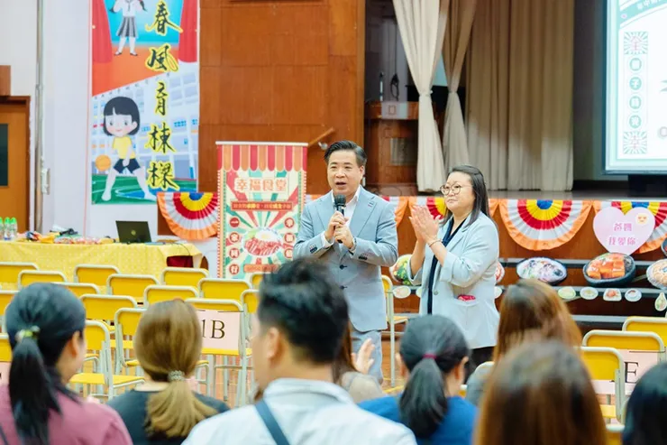 吳永雄校長 (左) 表示,幸福食堂的活動相當感動,他特別難忘一位爸爸勇敢地跟孩子真情分享的片段