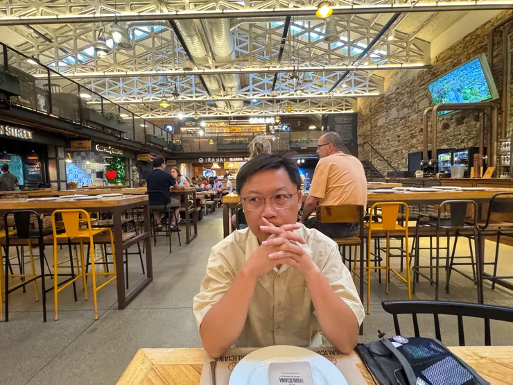 Mercado La Galiciana 在google評價超高。我們只要坐在中間的位置，可以點週圍的各式美食，像美食廣場一樣，有不同的店家，但由服務生統一點餐，最好事先預定！因為晚餐時間常常大排長龍。