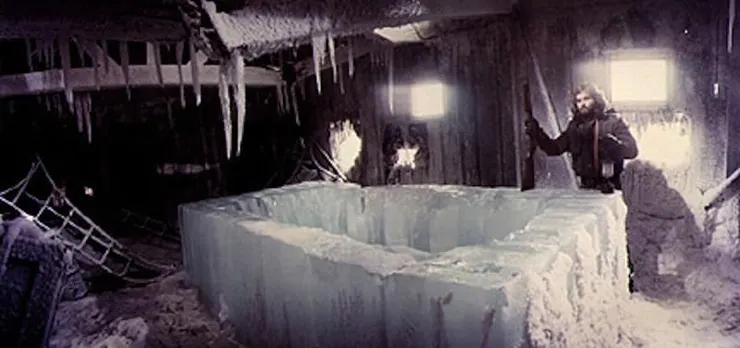 像是棺木一樣的巨大冰塊,其中到底裝過什麼物體