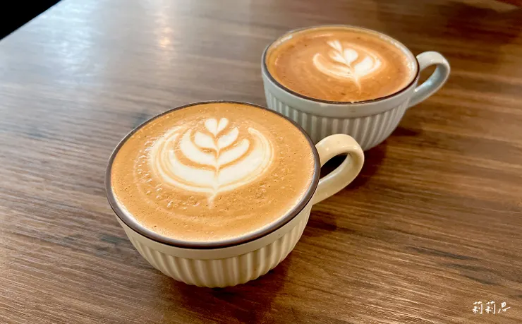 蜂蜜肉桂拿鐵（前）、海鹽焦糖拿鐵（後）