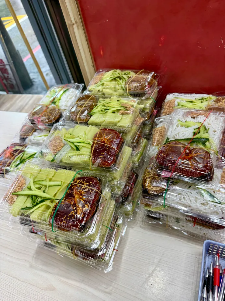 門口還有涼拌碗豆粉、涼拌米干、涼拌米線，提供外帶。
