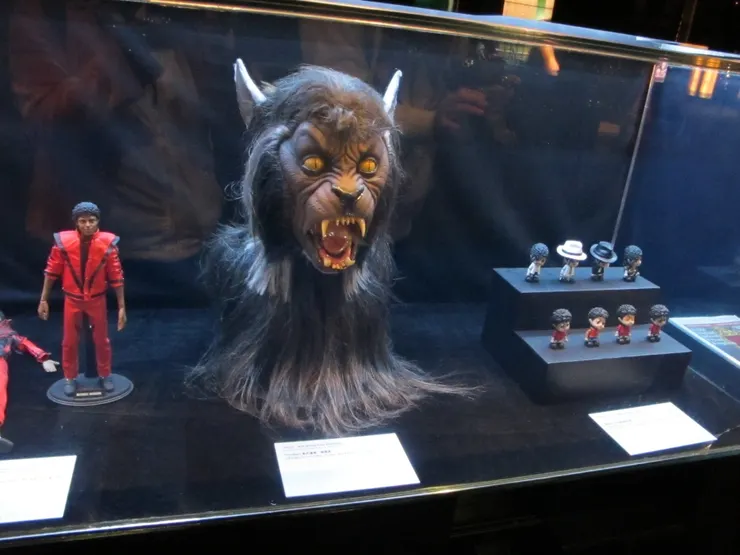 珍品廊裏展出了好幾款MJ的模型，不過還是這個頭套最嚇人...卻又最吸引人。