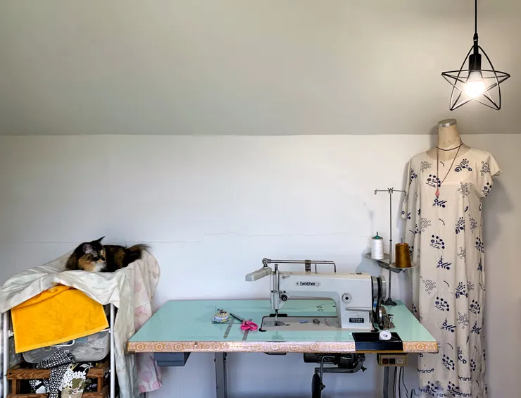 瑋琳善用頂樓閒置空間作為縫紉工作室，特別選一個星星小吊燈陪伴她每個工作日常。