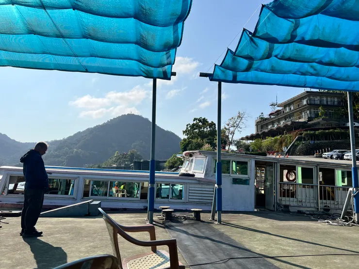 我與男友想著應該沒有人會來了，準備離開。