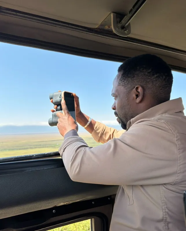 導遊兼司機的Fredy 使用 望遠鏡搭配手機拍照