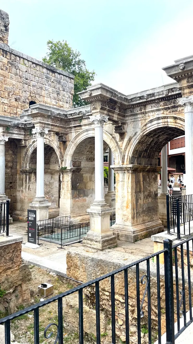 土耳其安塔莉亞舊城區 哈德良門 點擊查看導覽價格