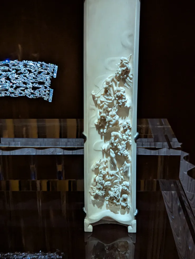 象牙雕八仙渡海臂擱