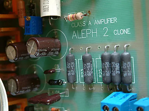 板子一樣是 PRBS 兄幫大家送洗的,因為板子是設計給 Aleph 2 專用的,有些零件的數值和數量就得更動一下。從線路圖當中可以看到, Alpeh 5 的輸出端僅有並上四根 0.47R 的電阻,因為使用的是 0.5R,所以並了五根上去,220uF 電解電容使用了 Spragure 105 度 C 品種的,這部份影響聲音不大,只要耐壓夠就可以放心的用上去。上方那根碳膜電阻原來是使用 10K,但後來使用 5mm 的藍光 LED, 發現沒辦法點亮,手上剛好有幾個阻值,就慢慢測試哪種比較剛好,這裡用上的是 2.5K。線路中的 R19 是偏流調整電阻,後來換上 500K 25 轉可變電阻,方便調整