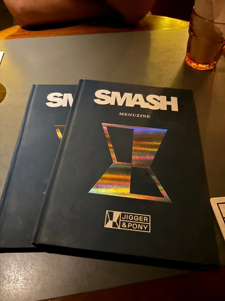 封面是調酒用的量酒器「Jigger」，上面那一行「MENUZINE」該不會結合Menu跟Magazine兩個字的合體吧！這個諧音梗不偏不倚地戳到我們的笑點
