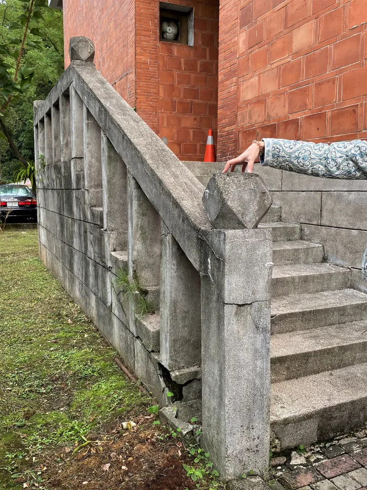 外側樓梯扶手採磨石子手法，八角型柱珠設計仿木構造