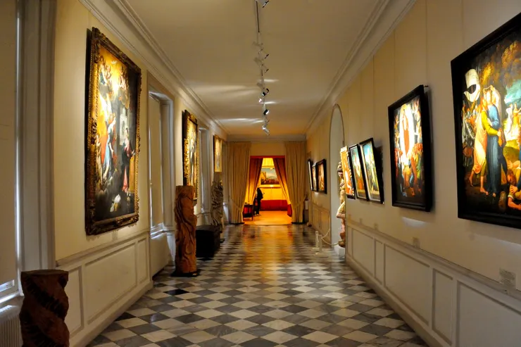 【我逐室參觀覺得它比舍農索溫暖！1樓另側掛滿畫作的長廊。】