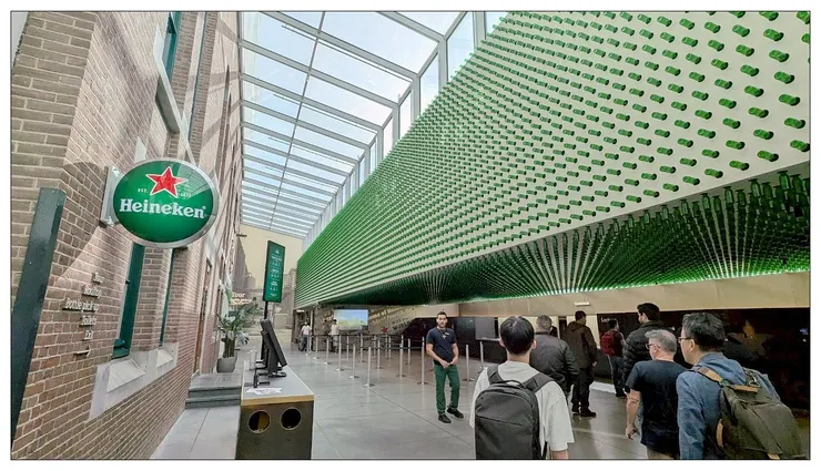 很大一片啤酒瓶牆