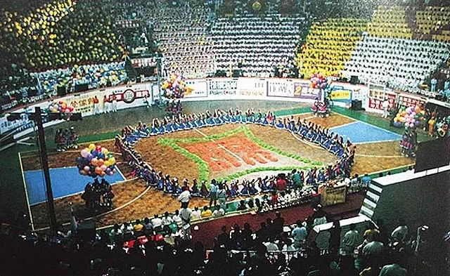 體育館的團結大會，翻攝自鴻源雜誌。