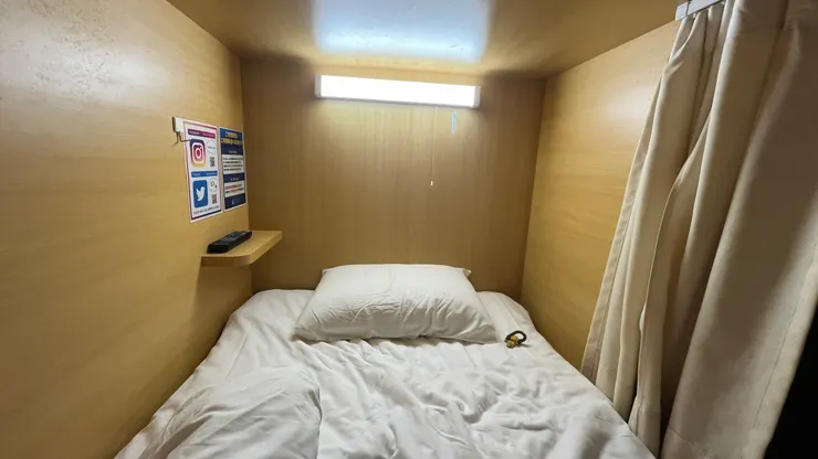 床頭燈設計像日光燈，倒是比較少見。