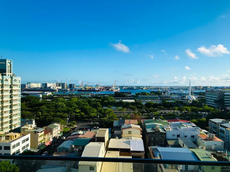 右手邊隱約可看到大港橋