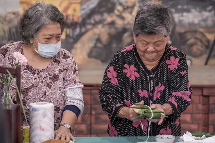 周金阿嬤示範礦工飯糰