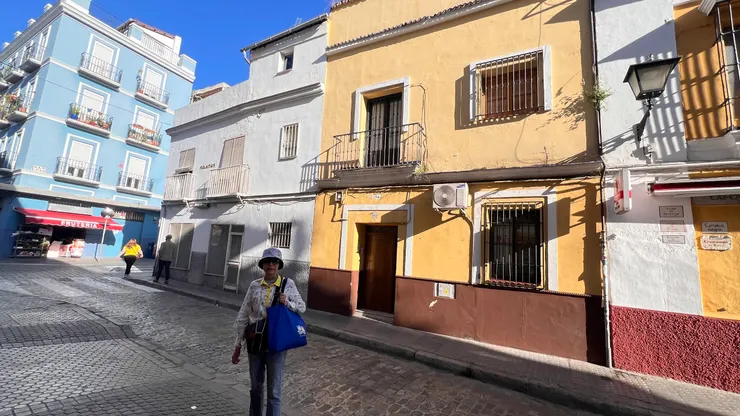 民宿門牌有兩個號碼，剛剛搭bolt在門口下車，傻傻分不清。