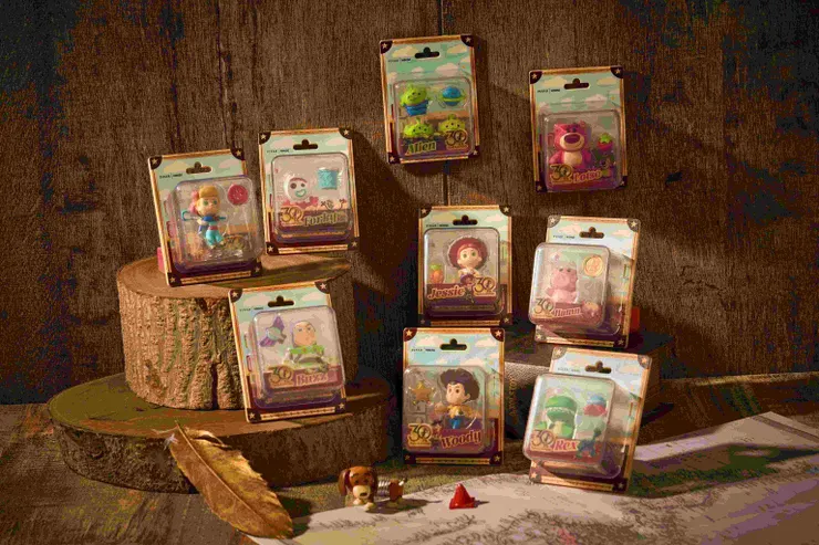 圖說：首度在媒體面前公開揭幕的「玩具總動員玩心無限」盲盒，將胡迪、巴斯光年等角色的冒險神韻，封裝於懷舊質感的吊卡包裝中，是本次正櫃最受矚目的收藏級逸品。（資料來源：MINISO）
