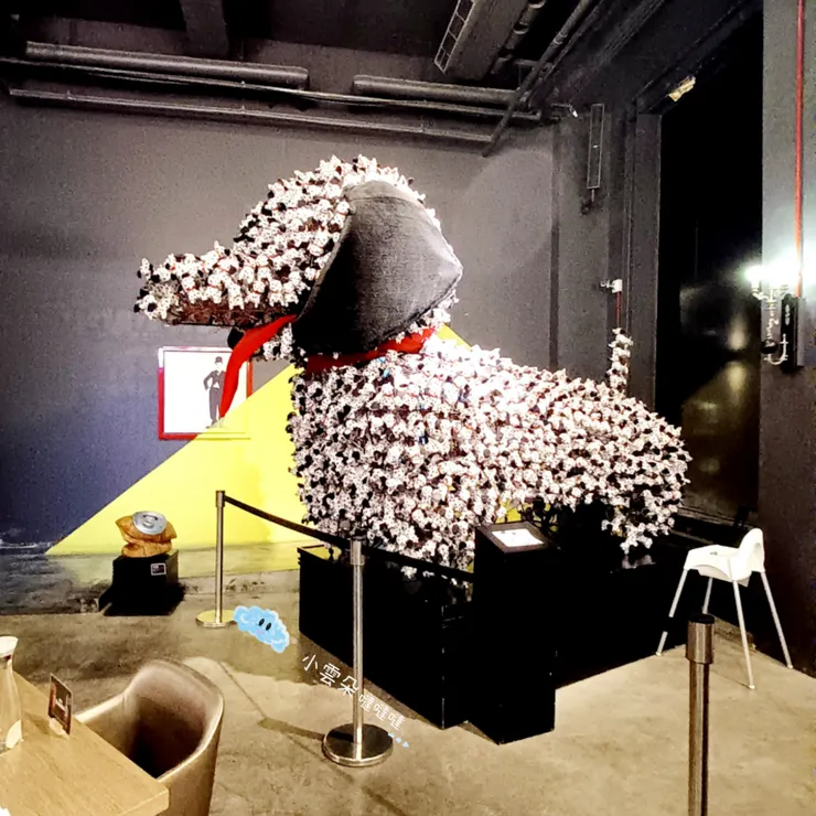 由許多小狗組成的狗狗裝置藝術品