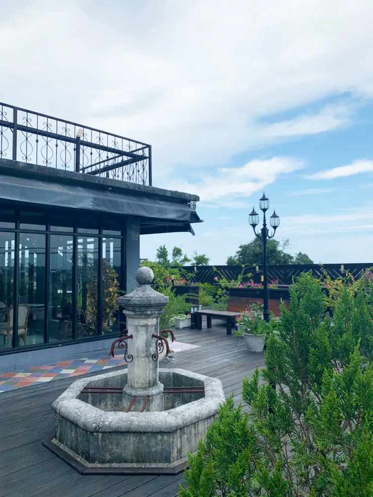 頂樓小庭院，有點熱但風景滿好的