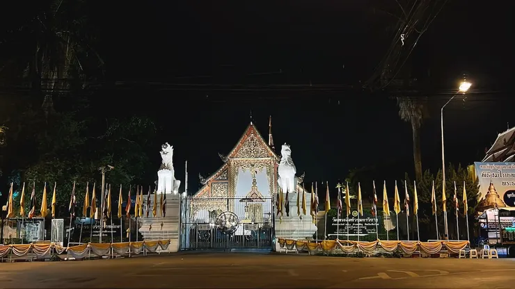 夜晚裡的柴迪隆寺顯得更金碧輝煌，彷彿是夜裡的一盞明燈指引回家的道路。