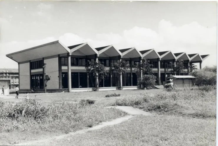 臺大第一學生活動中心，面寬七開間、縱身三開間、跨距7.2m的長方形建築，由六片折版組織起來的兩層樓建築（圖片來源：王大閎建築研究與保存學會）