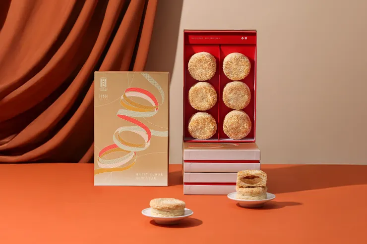 舊振南以頂級禮盒開啟新春序曲，再度攜手米其林必比登推薦的 HUGH dessert dining，推出備受好評的「核桃千層酥餅」。