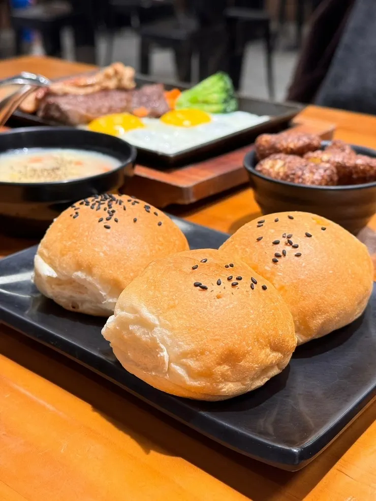 CP值超高的台南牛排館！魔力牛牛排館：帶骨牛小排、超值雙拼、