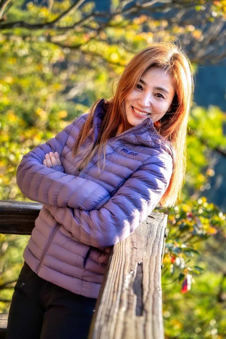 還好冬天氣候乾燥爬山拍照不至於大流汗搞得太狼狽， 而比起羽絨外套我喜歡實用的化纖外套。這幾年秋冬中級山，高山健行，或是夏季高山緃走都少不了Marmot Echo Featherless 化纖外套，己經是我必備的登山裝備之一。