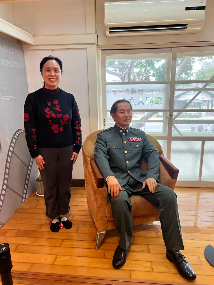 與將軍的坐姿蠟像合影