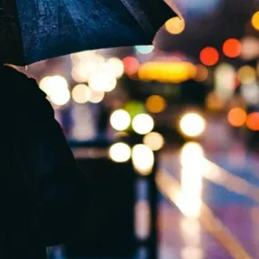 雨天的夜晚 等一個 撐傘 的沙龍