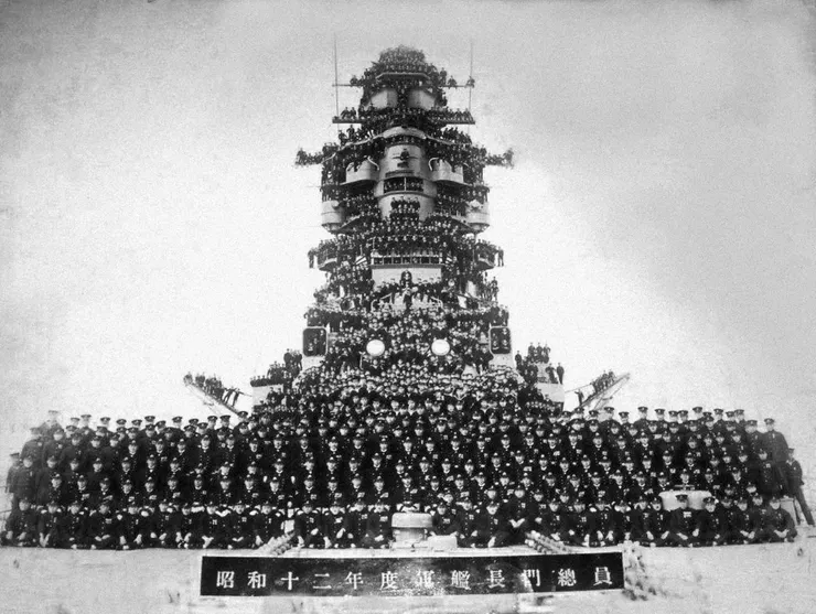 1937年,長門號和船員在新安裝的指揮塔上拍照