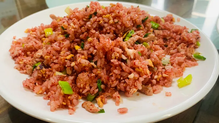 炒飯配上紅糟，是香上加香。