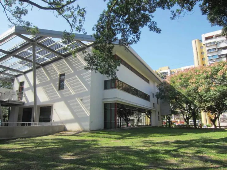 這棟四四方方節能80%的房子從2017年開始，是台灣第一棟「正能源」的正房子。