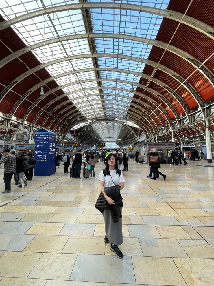 強顏歡笑的要去搭機場快線