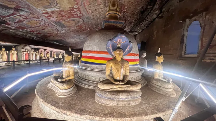 舍利塔周圍也都是坐佛