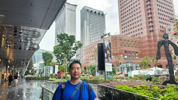 我身後灰色那棟就是新加坡烏節路的希爾頓酒店!